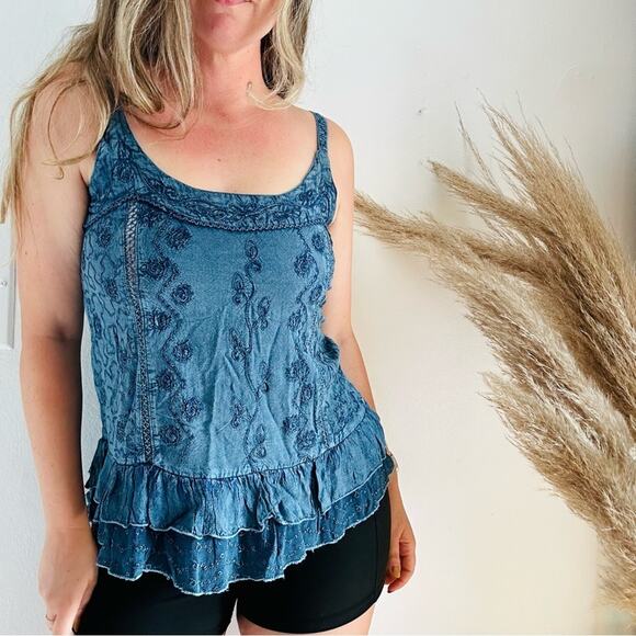 VINTAGE Cute Options Blue Denim Chambray Embroidered Ruffle Tank Top Blouse M - Picture 1 of 9